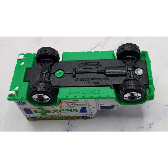 2000 Matchbox Medic M3 White Ambulance Diecast Emergency Vehicle - Picture 7 of 8